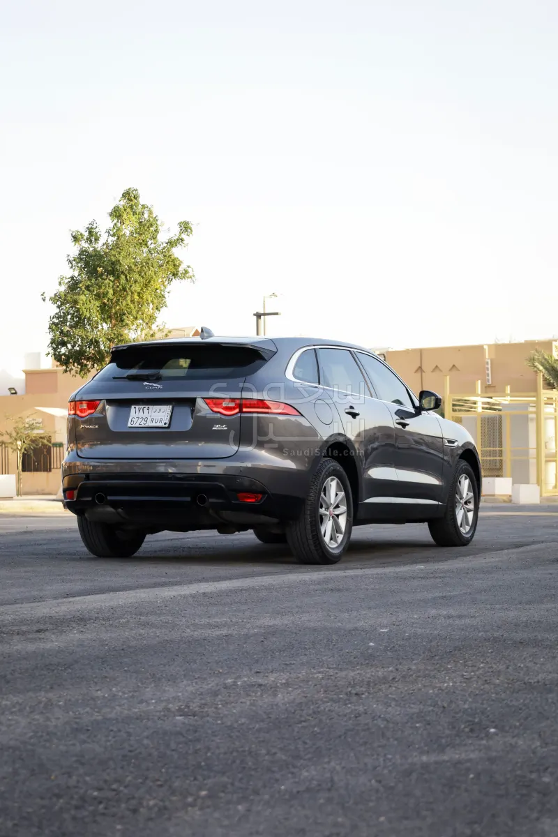 2017 جاكوار اف-بيس