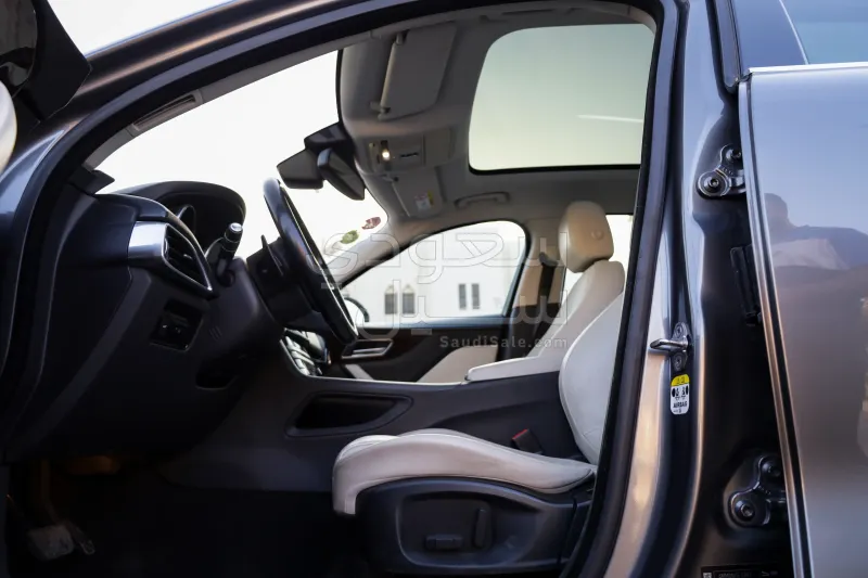 2017 جاكوار اف-بيس