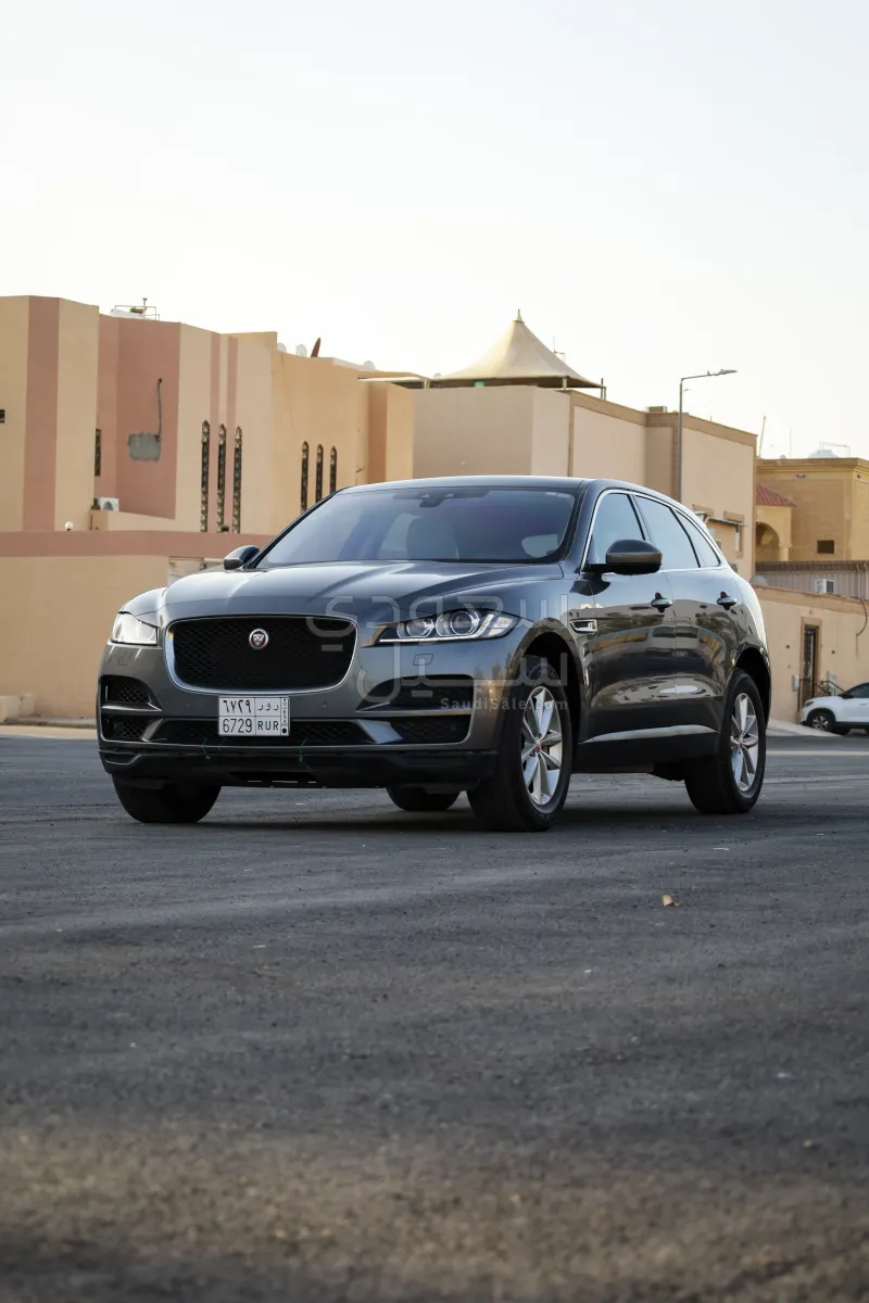 2017 جاكوار اف-بيس