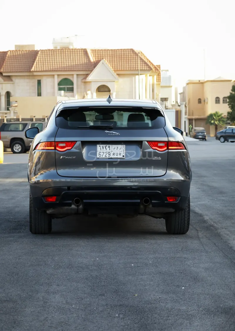 2017 جاكوار اف-بيس