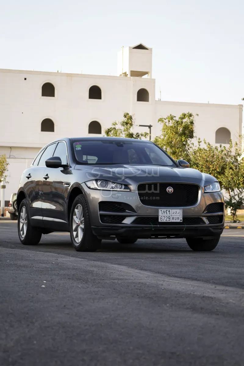 2017 جاكوار اف-بيس