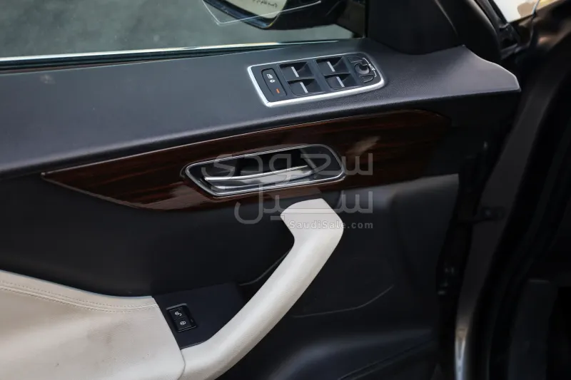 2017 جاكوار اف-بيس