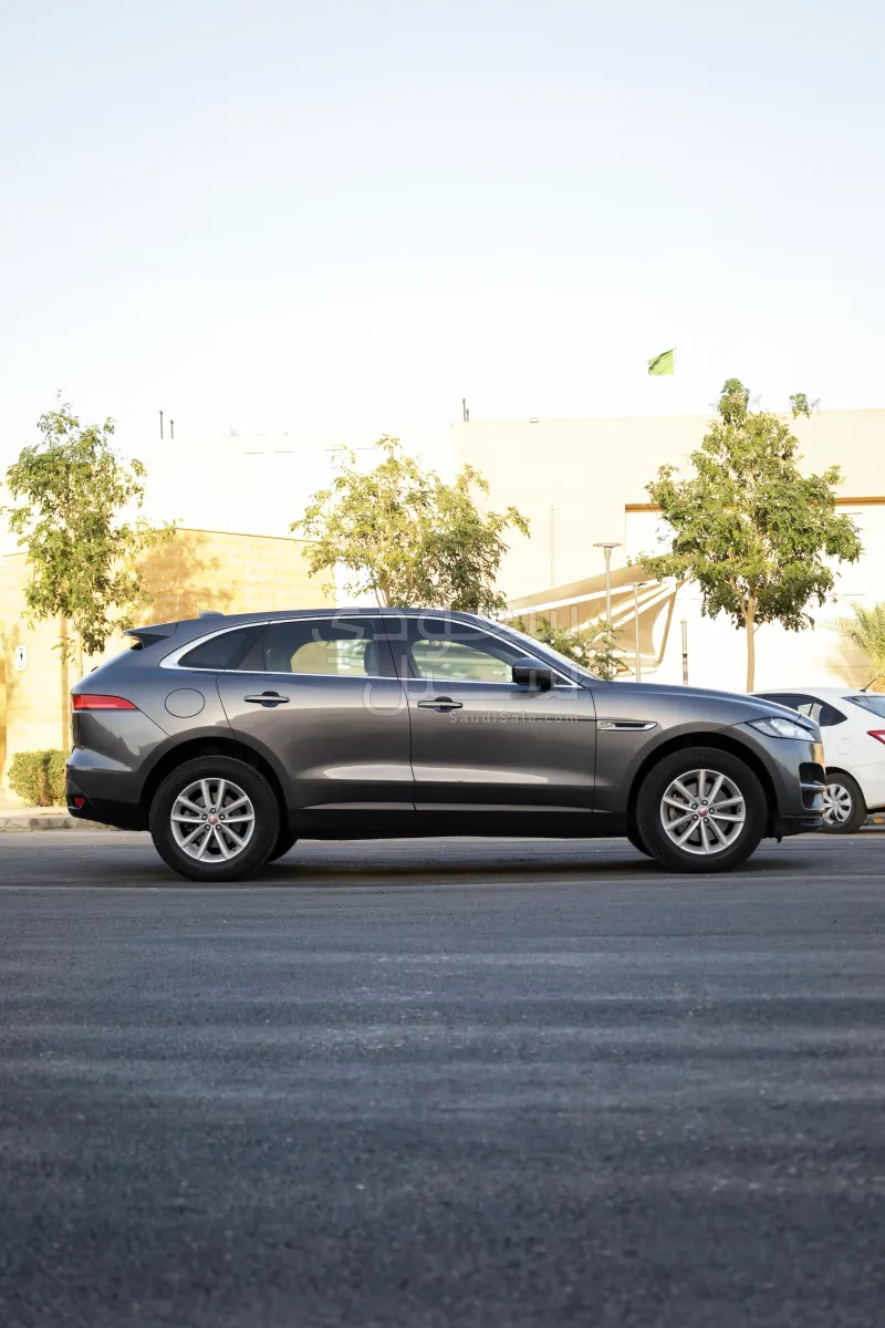 2017 جاكوار اف-بيس