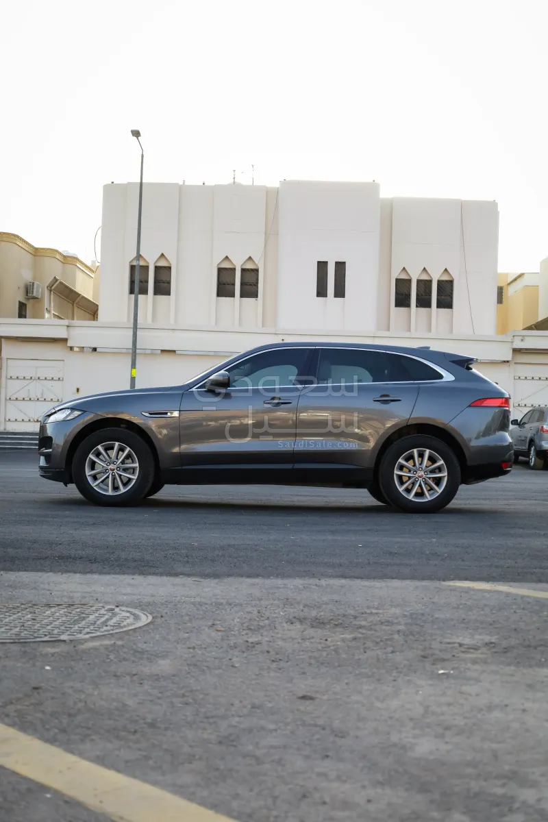 2017 جاكوار اف-بيس