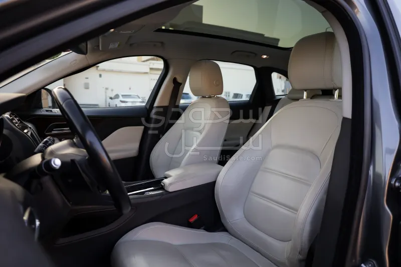 2017 جاكوار اف-بيس