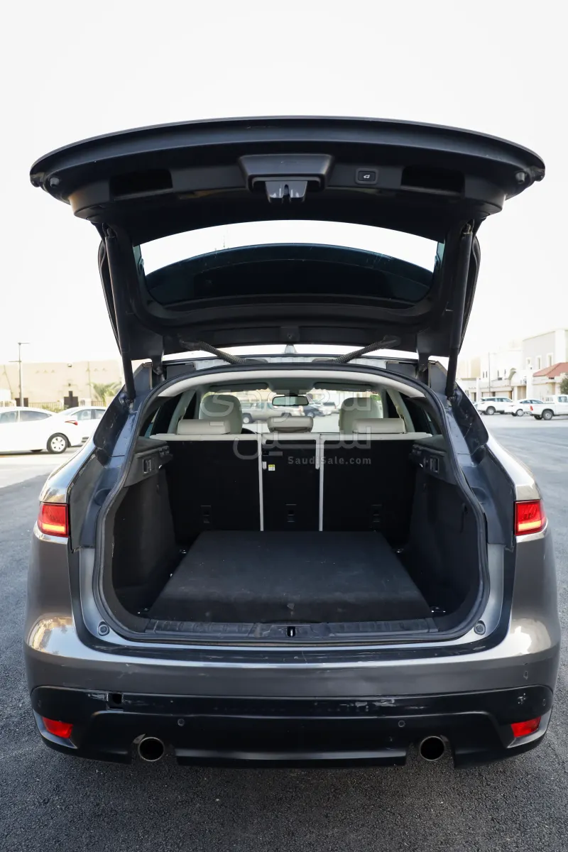 2017 جاكوار اف-بيس