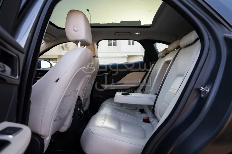 2017 جاكوار اف-بيس