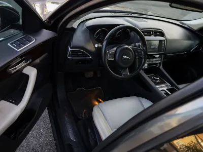 2017 جاكوار اف-بيس