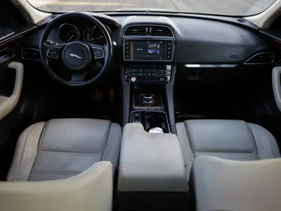 2017 جاكوار اف-بيس