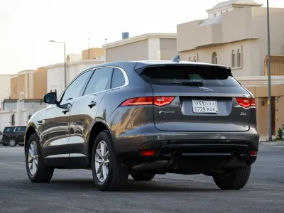 2017 جاكوار اف-بيس