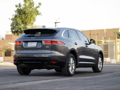 2017 جاكوار اف-بيس