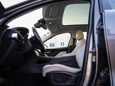 2017 جاكوار اف-بيس