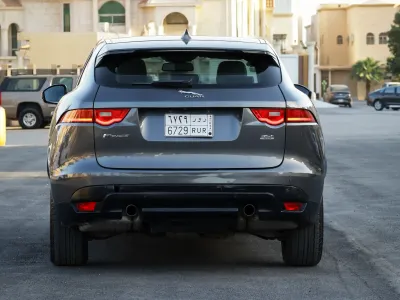 2017 جاكوار اف-بيس