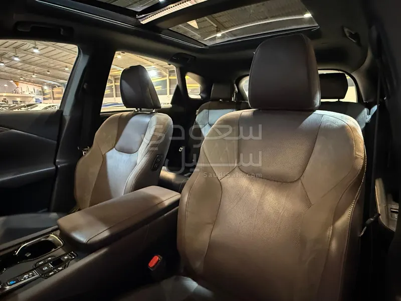 2023 لكزس أر إكس 350