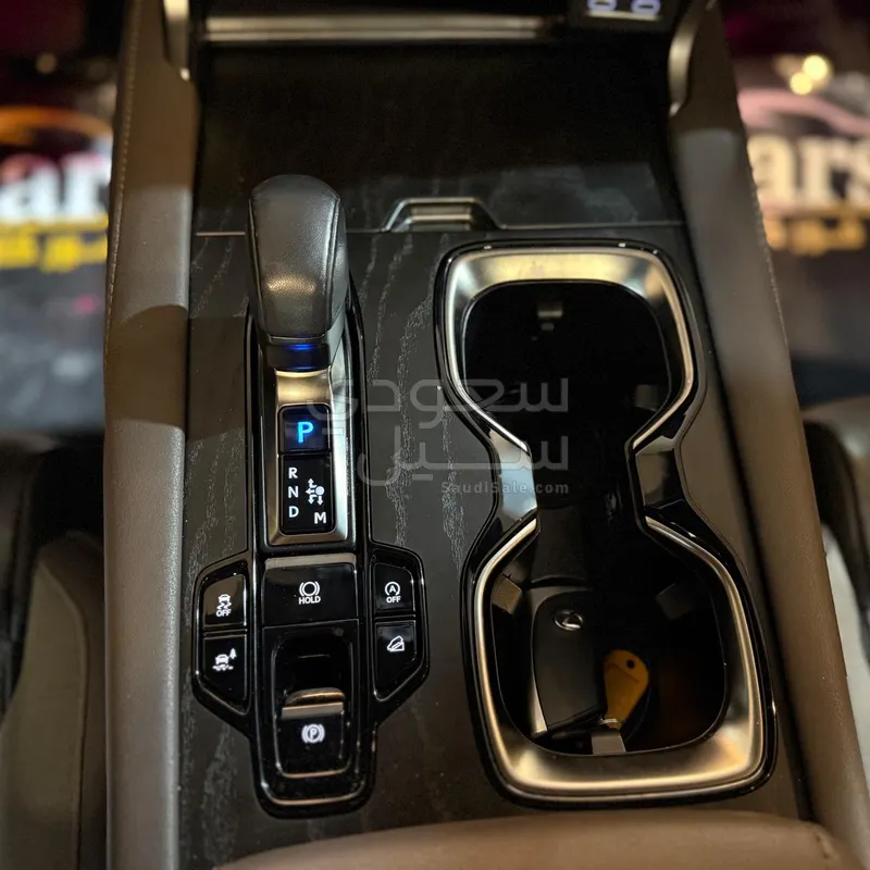 2023 لكزس أر إكس 350