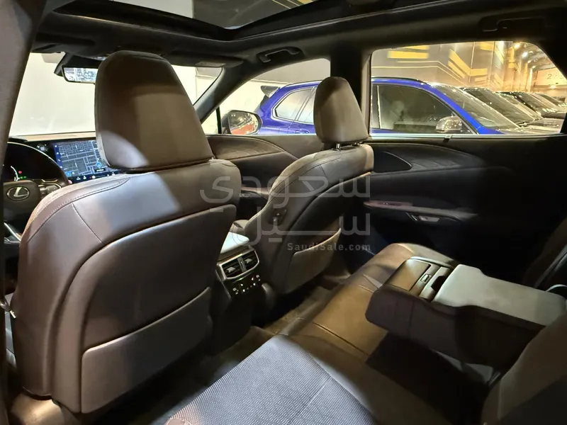 2023 لكزس أر إكس 350