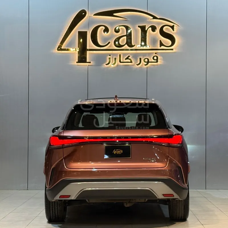 2023 لكزس أر إكس 350