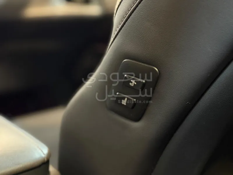 2023 لكزس أر إكس 350