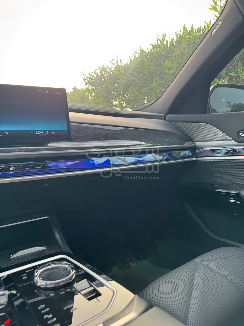 2024 بي ام دبليو الفئة السابعة 740 إل أي