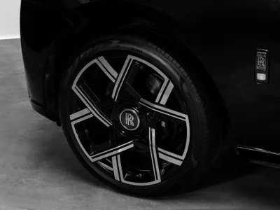 2025 رولز رويس كولينان بلاك بادج