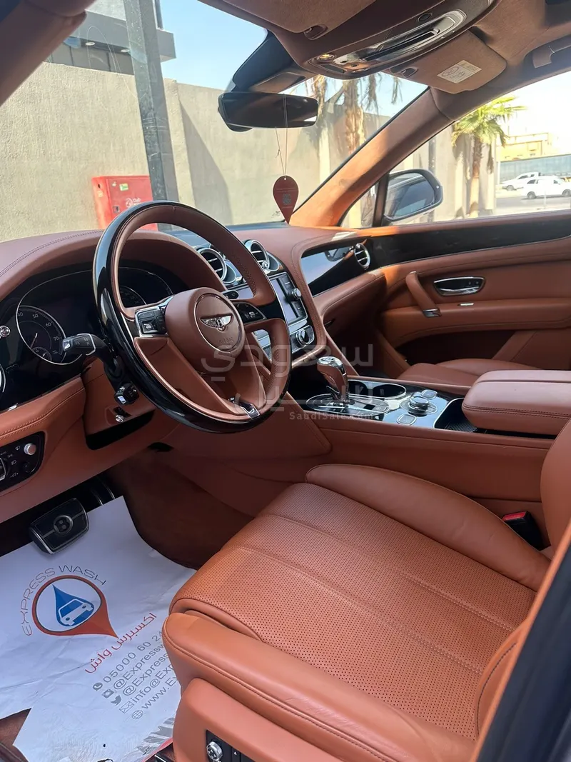 2020 بنتلي بنتايجا الاصدار الاسود