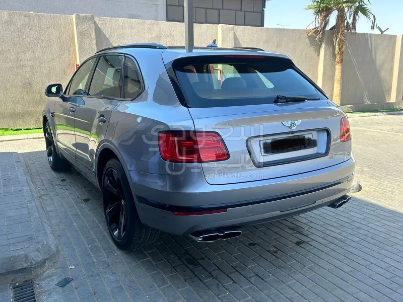 2020 بنتلي بنتايجا الاصدار الاسود