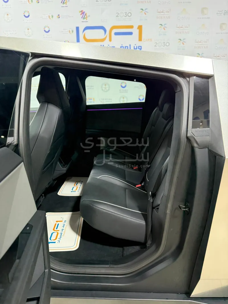 2025 تيسلا سايبر تراك