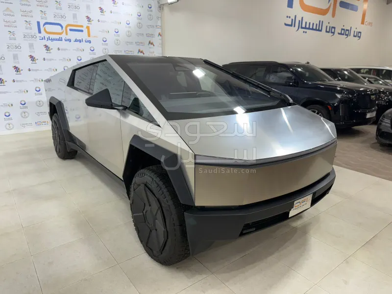 2025 تيسلا سايبر تراك