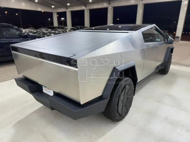 2025 تيسلا سايبر تراك