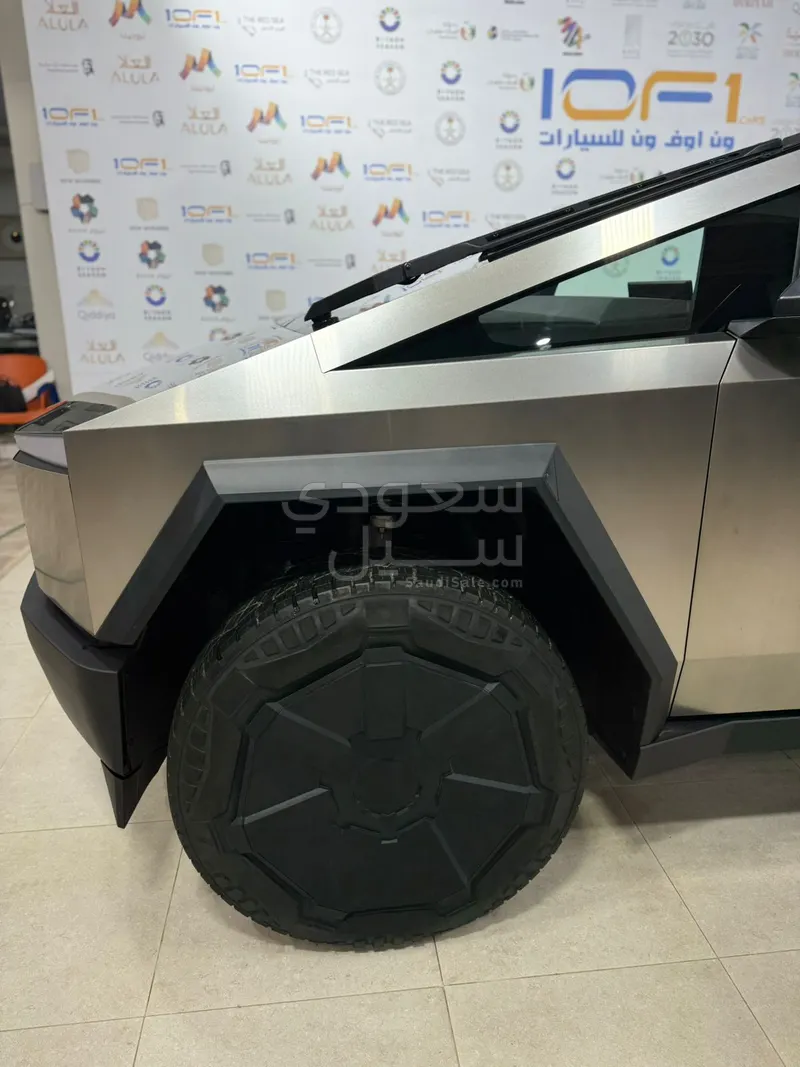 2025 تيسلا سايبر تراك