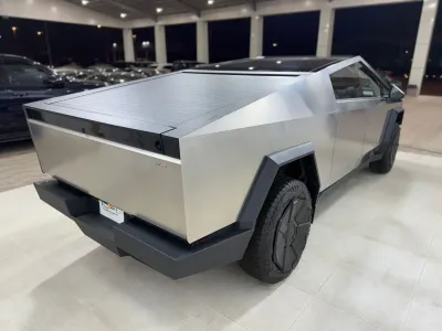 2025 تيسلا سايبر تراك