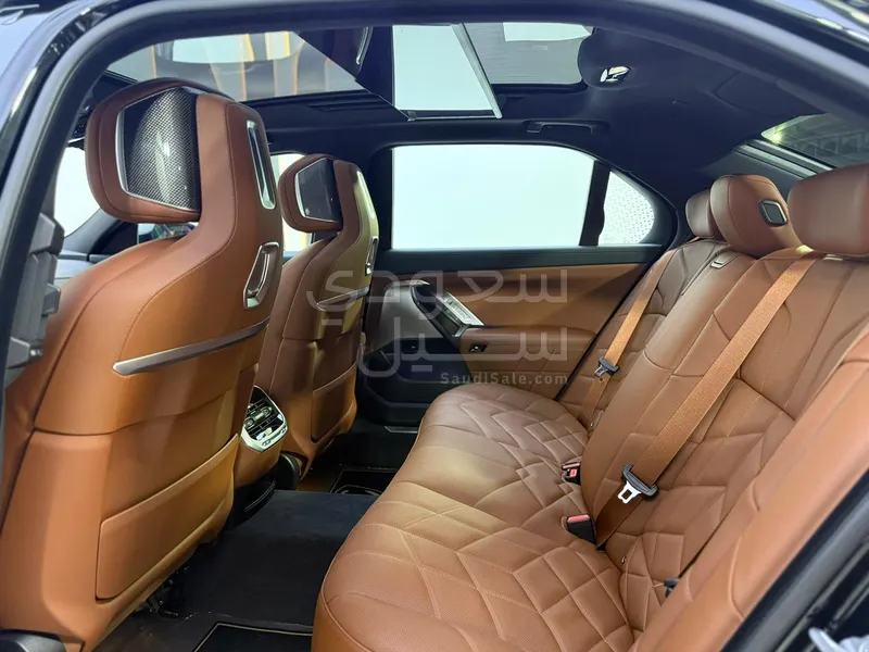 2024 بي ام دبليو الفئة السابعة 735أي