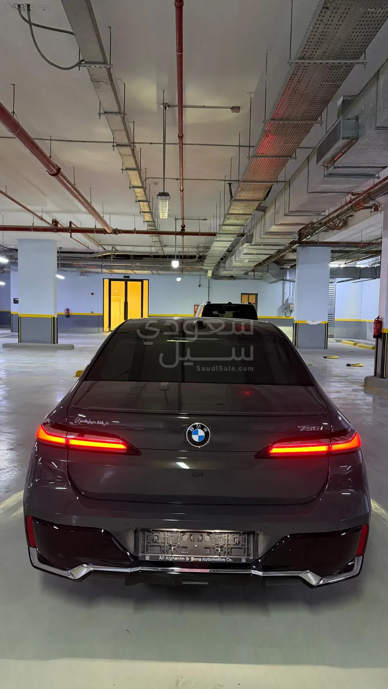 2025 بي ام دبليو الفئة السابعة 735أي