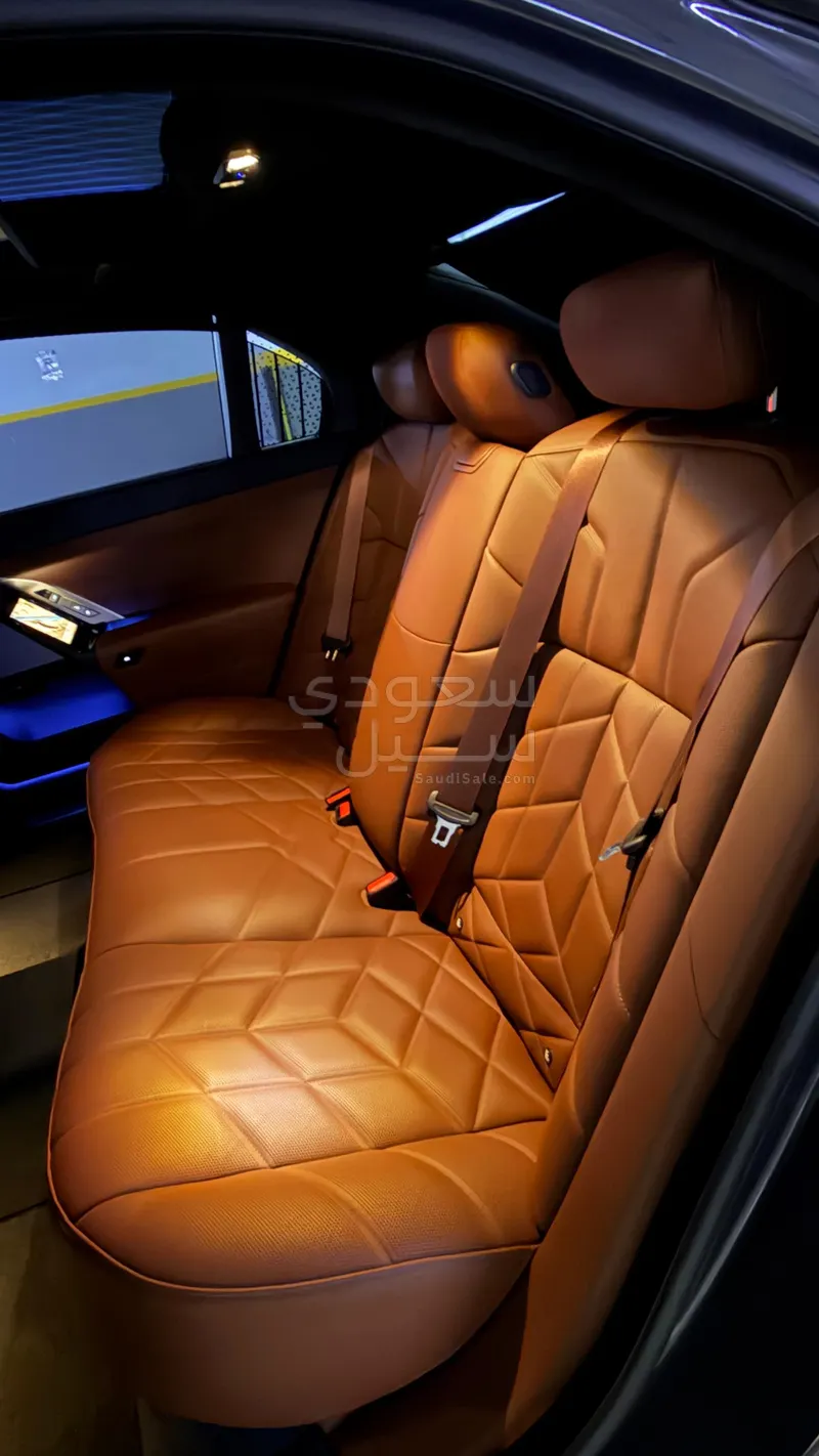 2025 بي ام دبليو الفئة السابعة 735أي