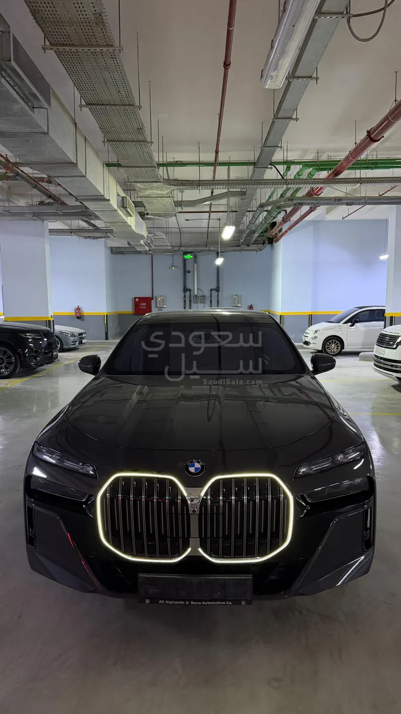 2025 بي ام دبليو الفئة السابعة 735أي