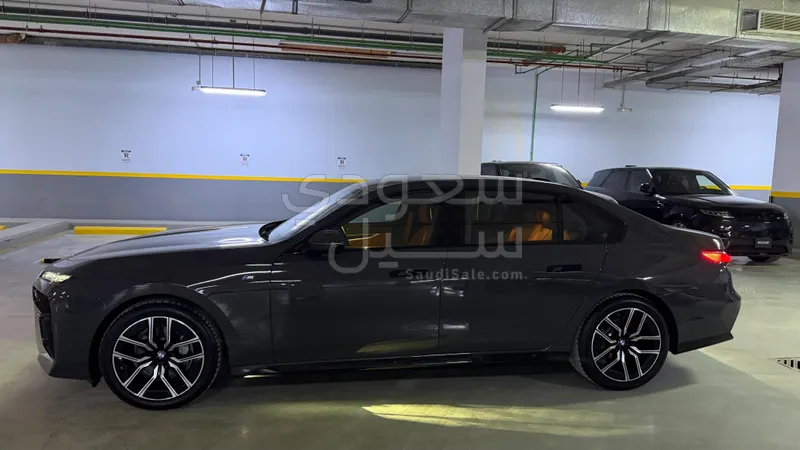 2025 بي ام دبليو الفئة السابعة 735أي