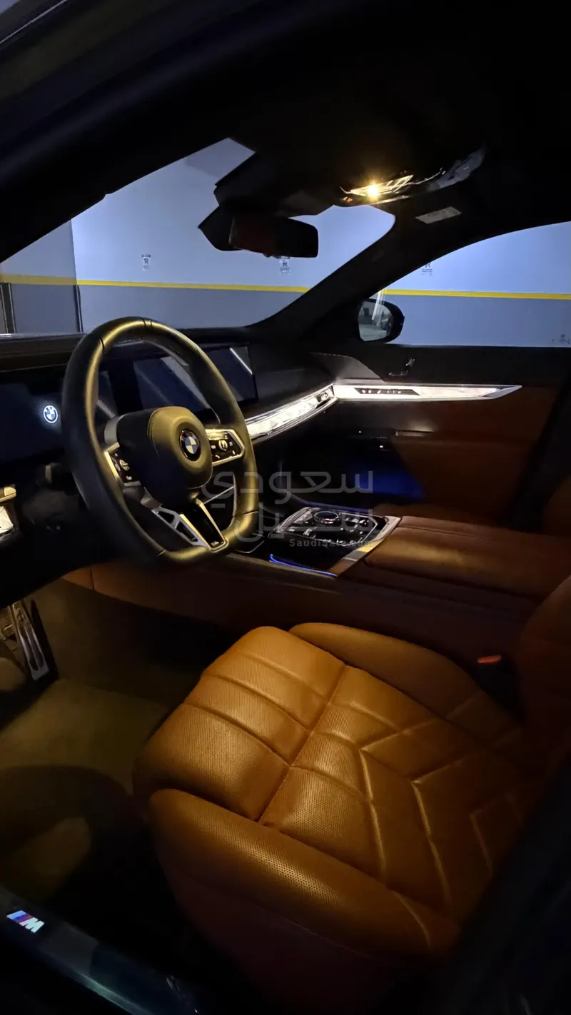 2025 بي ام دبليو الفئة السابعة 735أي