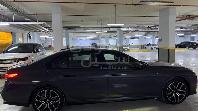 2025 بي ام دبليو الفئة السابعة 735أي