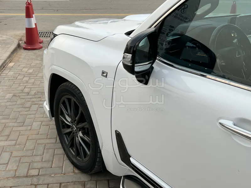 2025 لكزس إل إكس 600