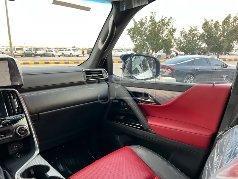 2025 لكزس إل إكس 600