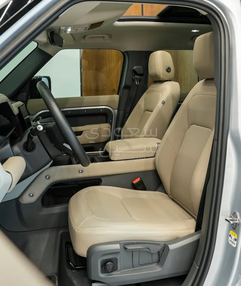 2024 لاند روفر ديفيندر 110