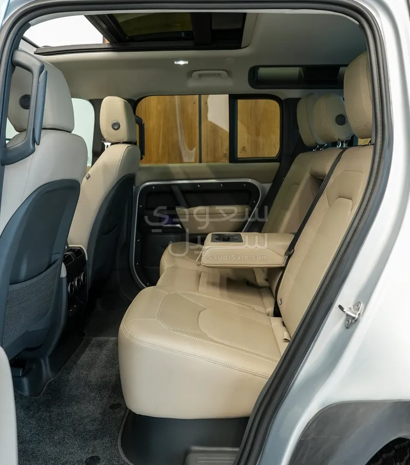 2024 لاند روفر ديفيندر 110