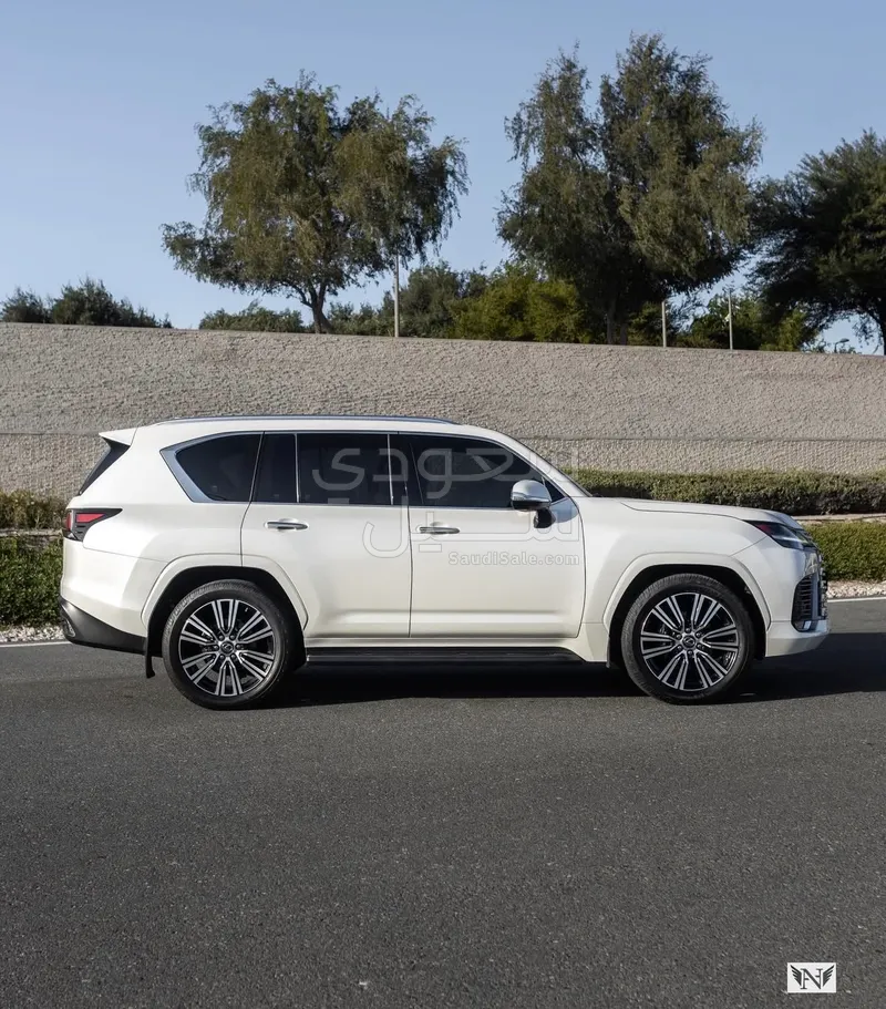 2023 لكزس إل إكس 600