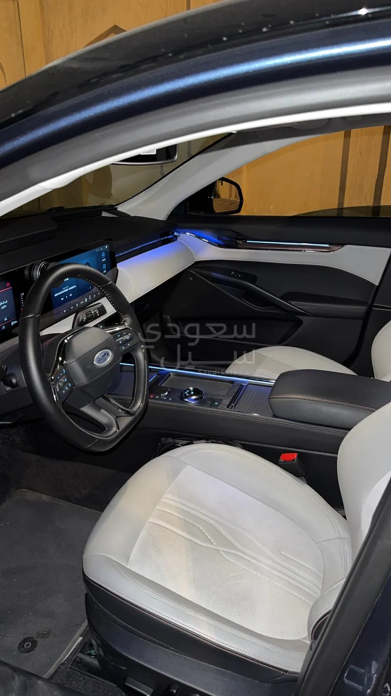 2025 فورد توروس تايتينيوم