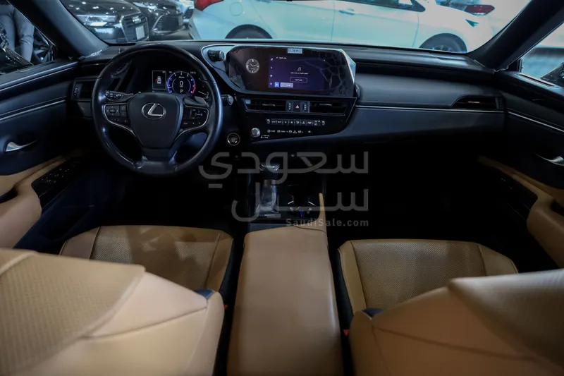 2023 لكزس إي إس 250