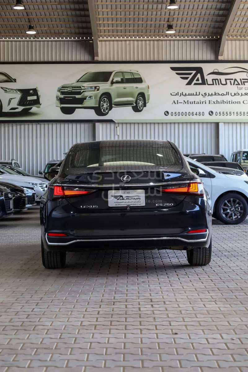 2023 لكزس إي إس 250