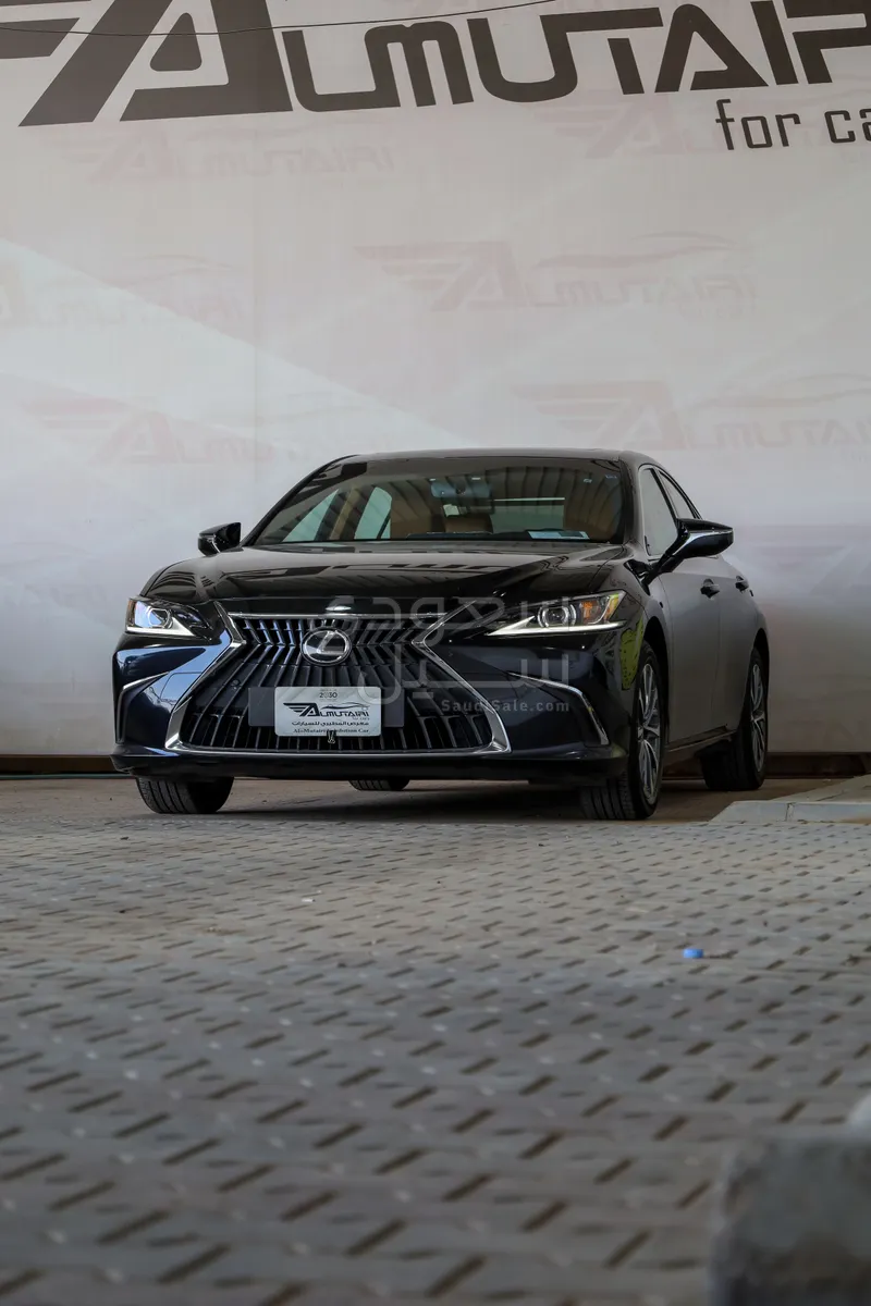 2023 لكزس إي إس 250