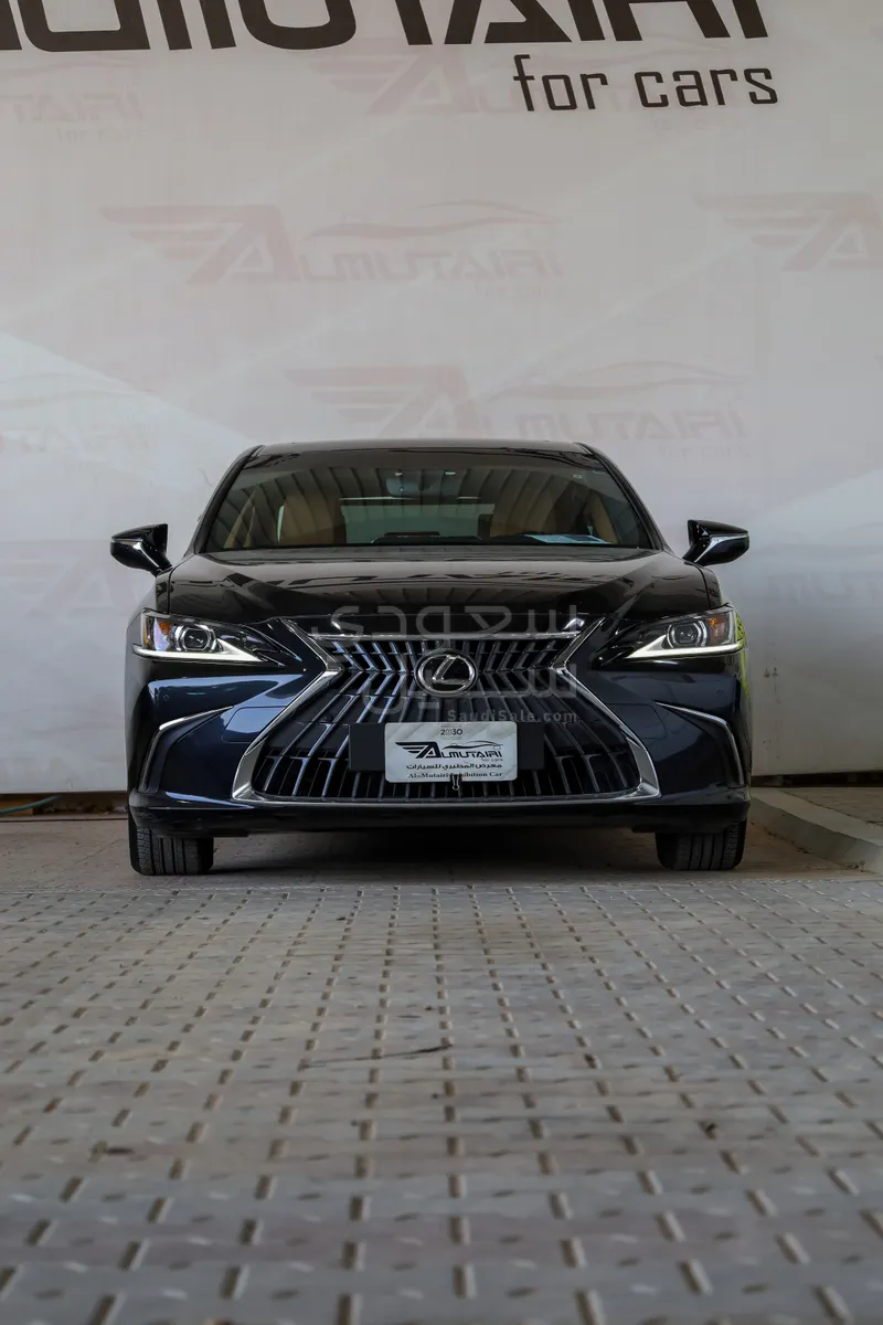 2023 لكزس إي إس 250