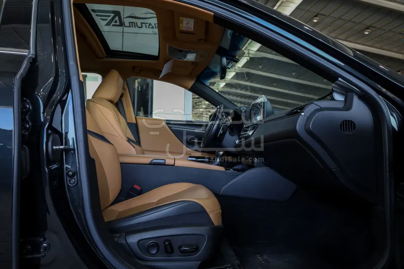 2023 لكزس إي إس 250