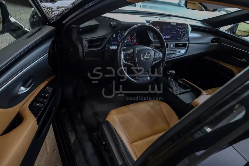 2023 لكزس إي إس 250